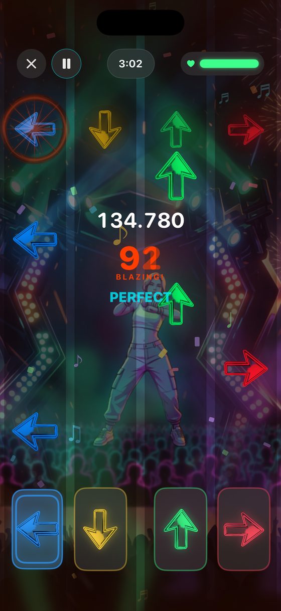 Partida en curso: flechas de neón subiendo por cuatro carriles, 134.780 puntos, combo de 92 y la bailarina bailando frente al público